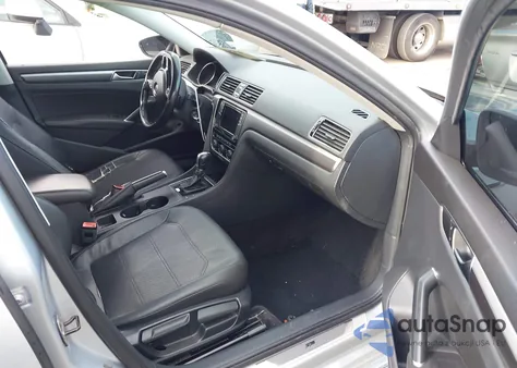 2017 Volkswagen Passat 1.8T R-Line z USA, uszkodzony, nr VIN 1VWDT7A31HC046907